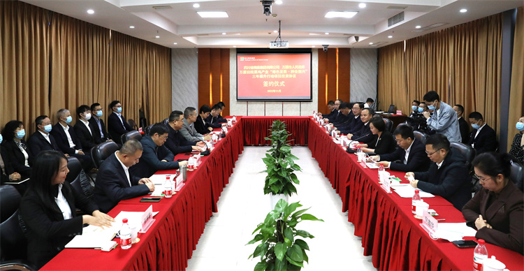 集團(tuán)公司與萬源市人民政府正式簽訂《萬源舊院黑雞產(chǎn)業(yè)“綠色發(fā)展、種業(yè)振興”三年提升行動項目投資協(xié)議》